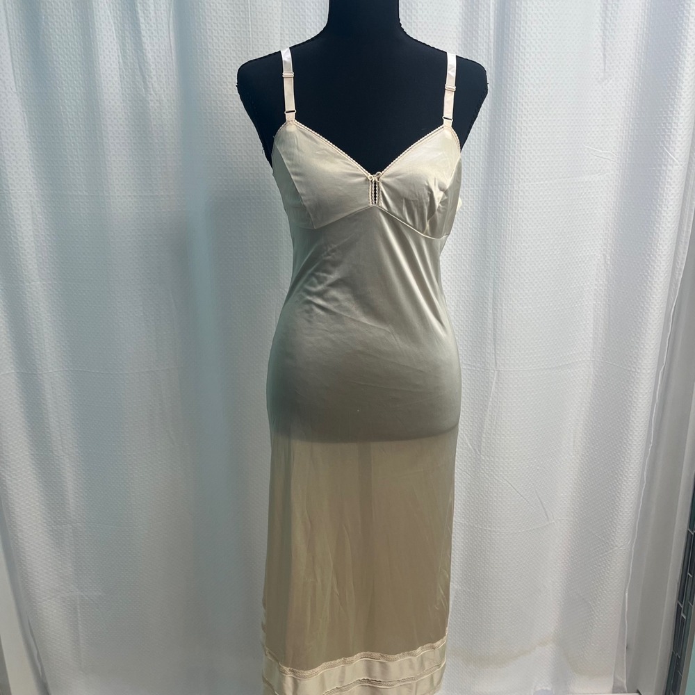 Vintage Montgomery Ward Beige Nylon Full Slip Dress Lace Trim Size 10/32 32-6064